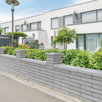 Semmelrock Bradstone Lias plotový systém - stříška - zdící systém, strukturovaný povrch šedohnědá SEMMELROCK STEIN + DESIGN