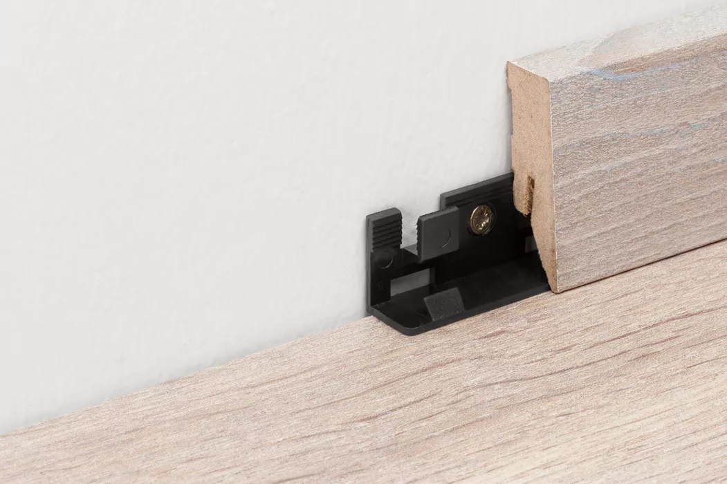 Montážní klipsy k uchycení soklové lišty Kaindl